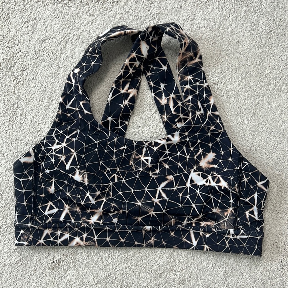 Lululemon bra sz 6 great condition. Adjustable back